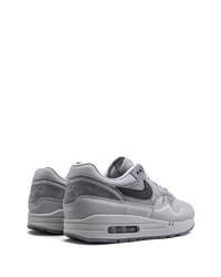 graue Sportschuhe von Nike