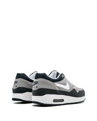 graue Sportschuhe von Nike