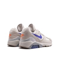 graue Sportschuhe von Nike