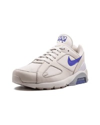 graue Sportschuhe von Nike