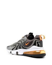 graue Sportschuhe von Nike