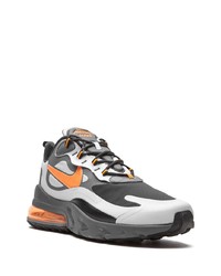 graue Sportschuhe von Nike