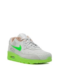 graue Sportschuhe von Nike