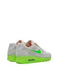 graue Sportschuhe von Nike