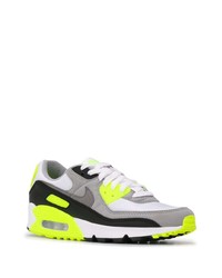 graue Sportschuhe von Nike