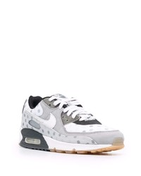 graue Sportschuhe von Nike