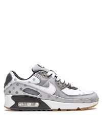 graue Sportschuhe von Nike