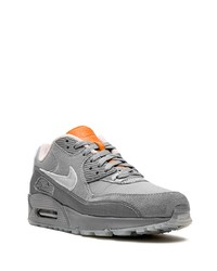 graue Sportschuhe von Nike