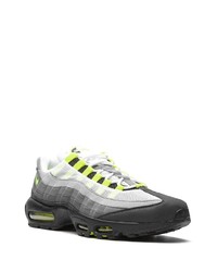 graue Sportschuhe von Nike