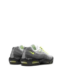 graue Sportschuhe von Nike