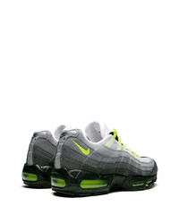 graue Sportschuhe von Nike