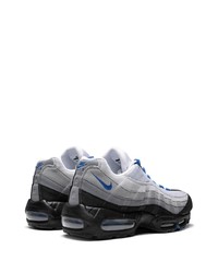 graue Sportschuhe von Nike