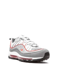 graue Sportschuhe von Nike