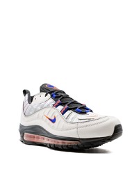 graue Sportschuhe von Nike