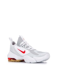 graue Sportschuhe von Nike