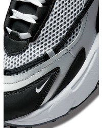 graue Sportschuhe von Nike