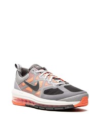 graue Sportschuhe von Nike