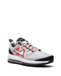 graue Sportschuhe von Nike