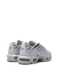 graue Sportschuhe von Nike