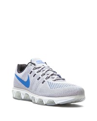 graue Sportschuhe von Nike