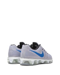 graue Sportschuhe von Nike