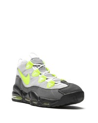 graue Sportschuhe von Nike