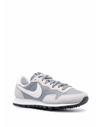 graue Sportschuhe von Nike