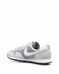 graue Sportschuhe von Nike