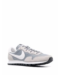 graue Sportschuhe von Nike