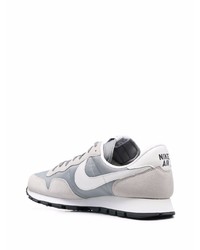 graue Sportschuhe von Nike