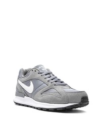 graue Sportschuhe von Nike