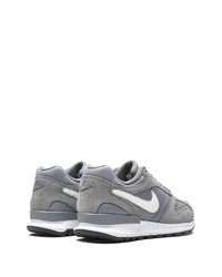 graue Sportschuhe von Nike