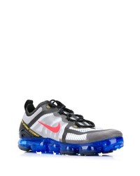 graue Sportschuhe von Nike