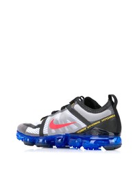 graue Sportschuhe von Nike