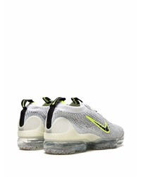 graue Sportschuhe von Nike