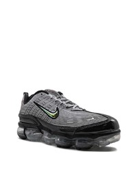 graue Sportschuhe von Nike