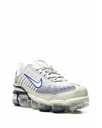 graue Sportschuhe von Nike