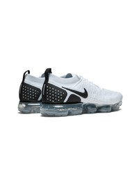 graue Sportschuhe von Nike