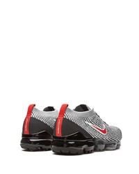 graue Sportschuhe von Nike