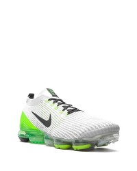 graue Sportschuhe von Nike