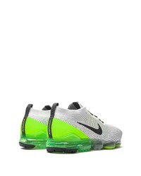 graue Sportschuhe von Nike