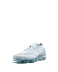 graue Sportschuhe von Nike