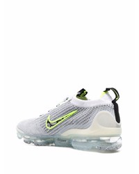 graue Sportschuhe von Nike