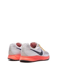 graue Sportschuhe von Nike