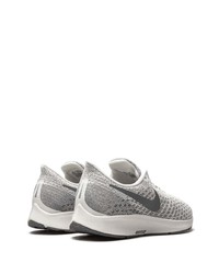 graue Sportschuhe von Nike