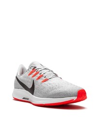 graue Sportschuhe von Nike