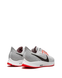 graue Sportschuhe von Nike