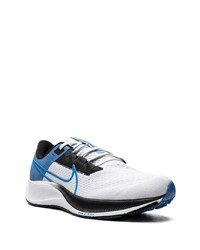 graue Sportschuhe von Nike