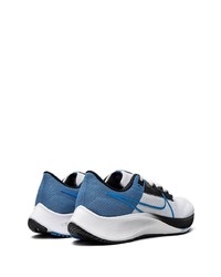 graue Sportschuhe von Nike