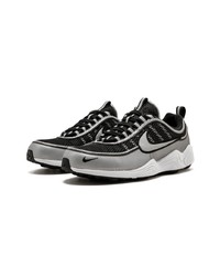 graue Sportschuhe von Nike